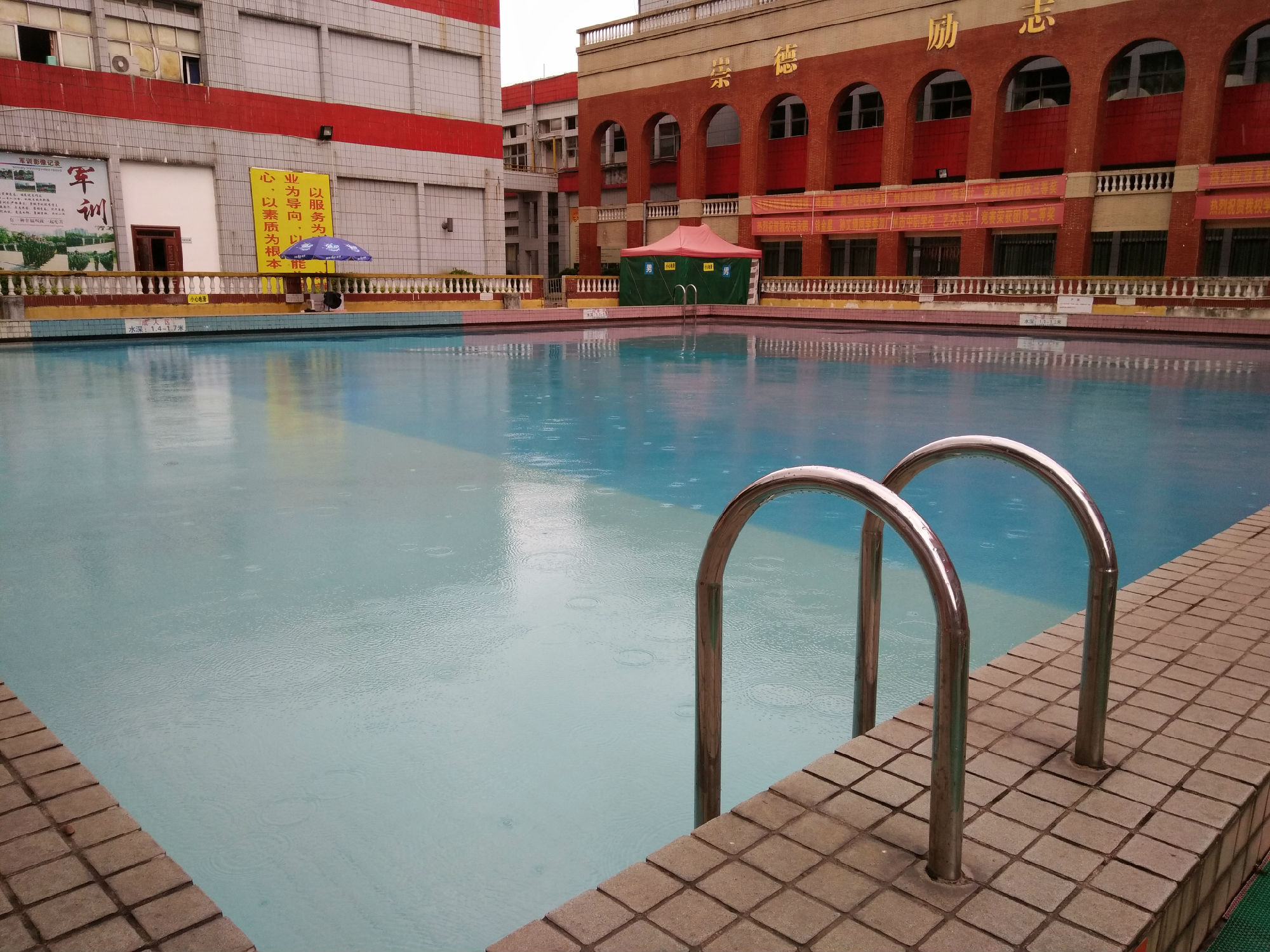 广州加利福职业技术学校游泳池预订